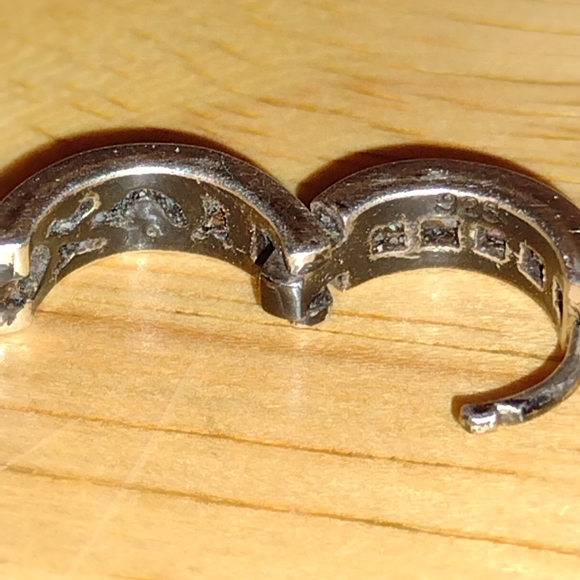 One earring - Picture 2 of 5